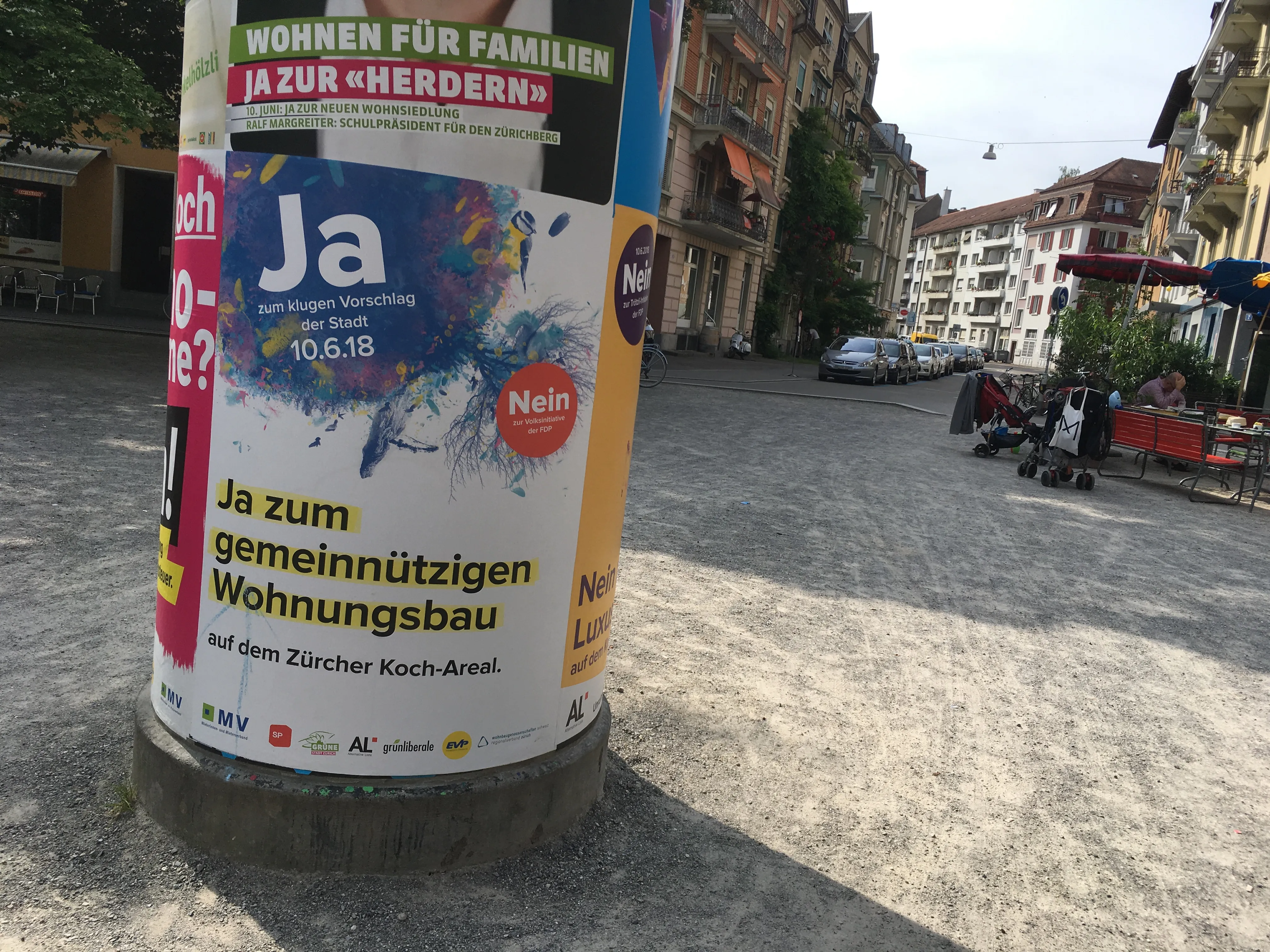 Idaplatz Plakatsäule. mit Abstimmungsplakat